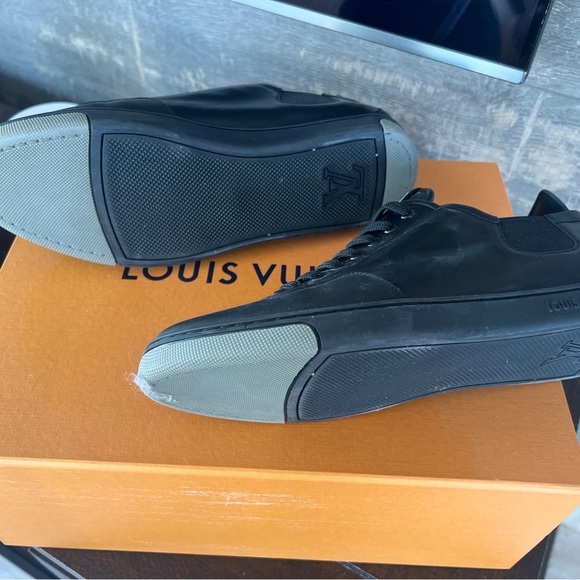 Louis Vuitton sneakers size 42  us would be 8 - Picture 2 of 4